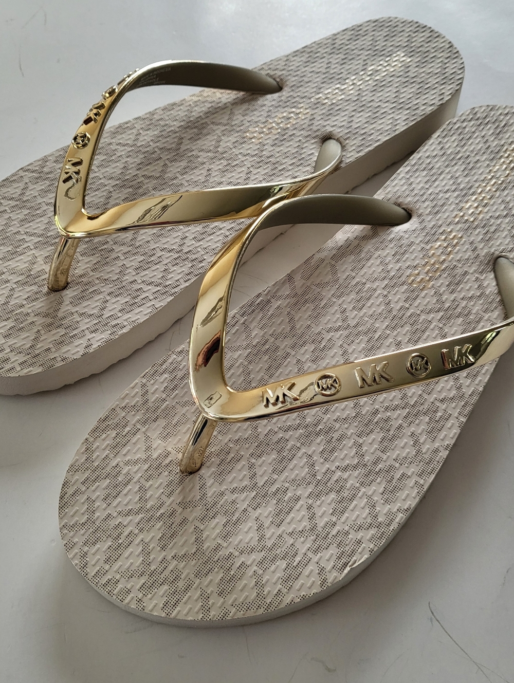 Michael Kors Jinx flip flops Allover MK logo Womens Size 8 Gold Beige